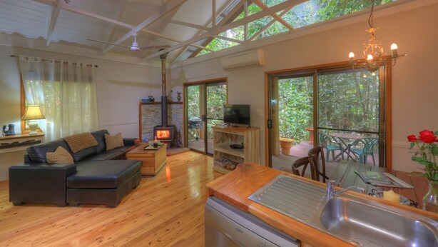 Una sala de estar acogedora con un sofá, un televisor y una chimenea.