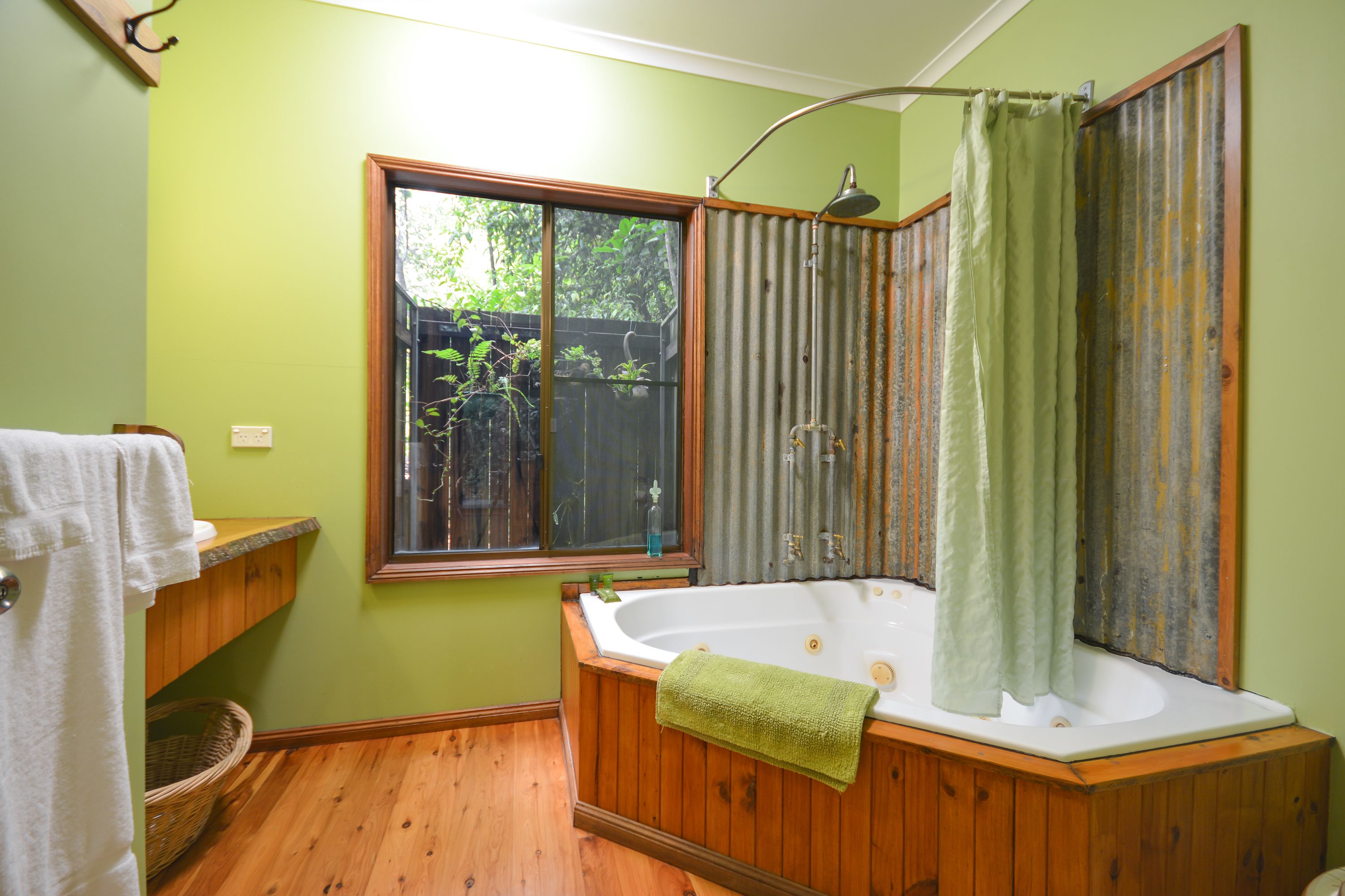 Combined shower/tub, free toiletries, hair dryer, towels