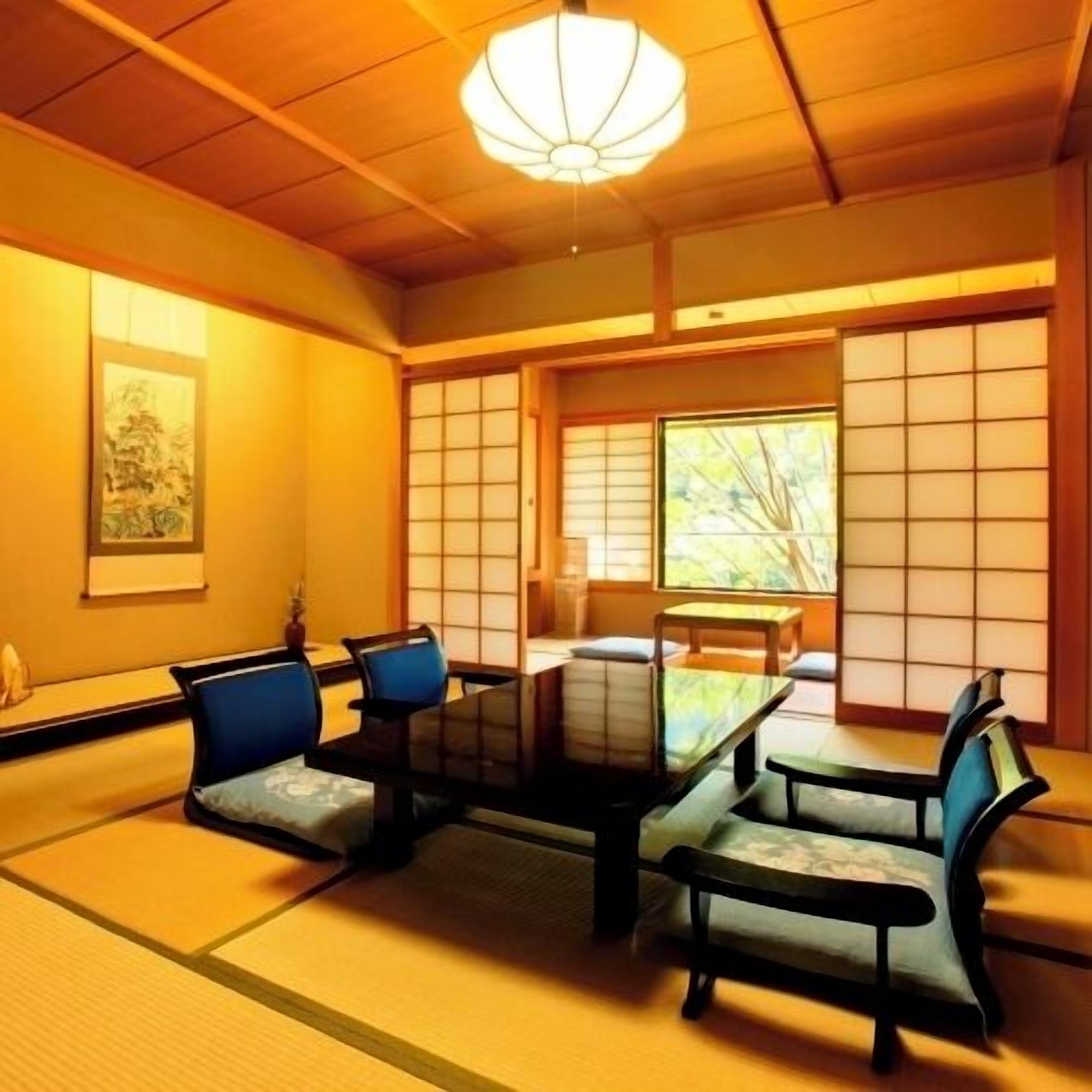 Ein traditioneller japanischer Raum mit Tatami-Boden, einem niedrigen Tisch und Stühlen.
