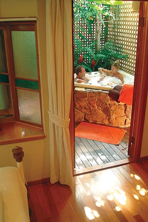 Iron/ironing board, cots/infant beds, free WiFi - Airlie Waterfront Bed & Breakfast (Airlie Beach)