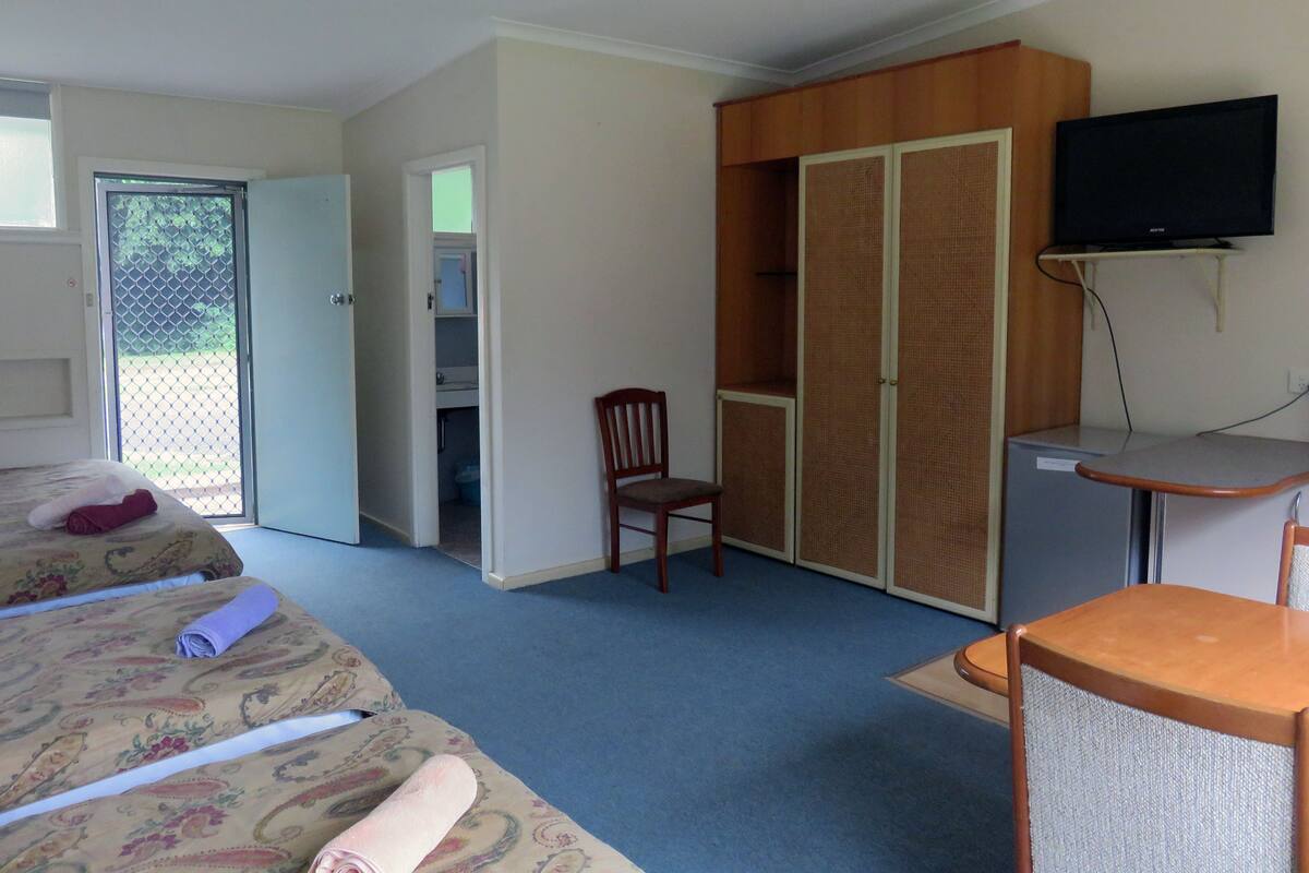 家庭房, 无烟房, 简易厨房 (Large Family Room) | 熨斗/熨板、婴儿床、免费 WiFi、床单