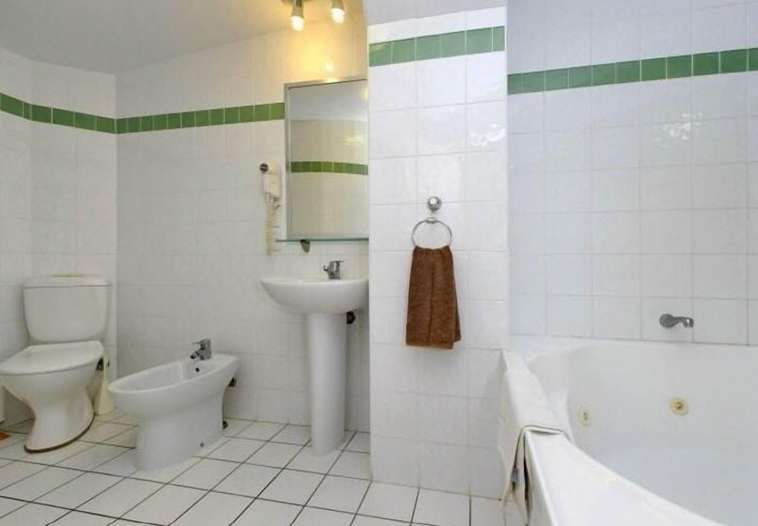 separate bathtub and shower, jetted bath, free toiletries, hair dryer