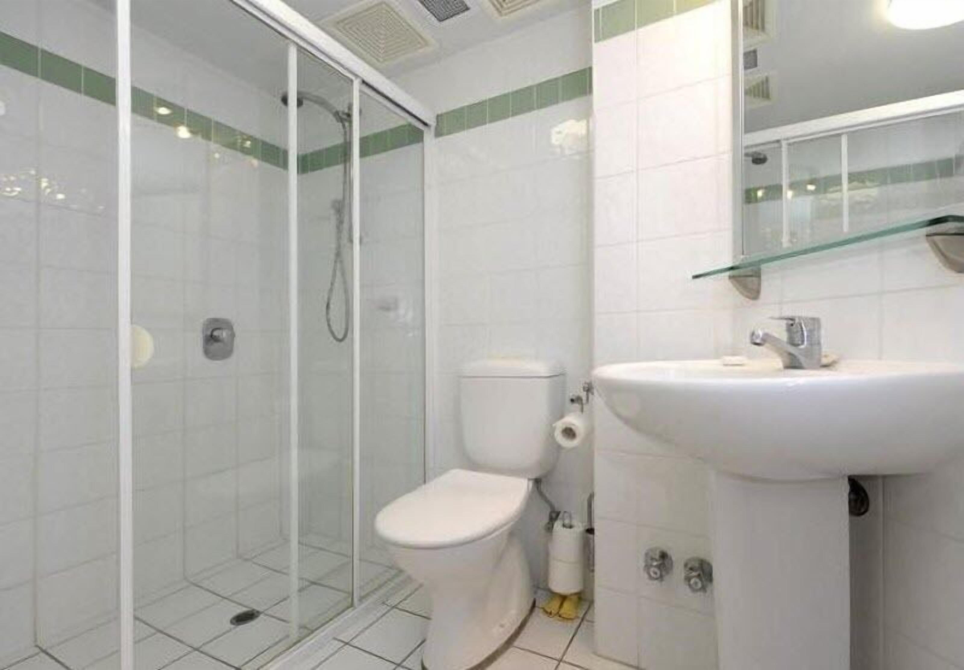 separate bathtub and shower, jetted bath, free toiletries, hair dryer