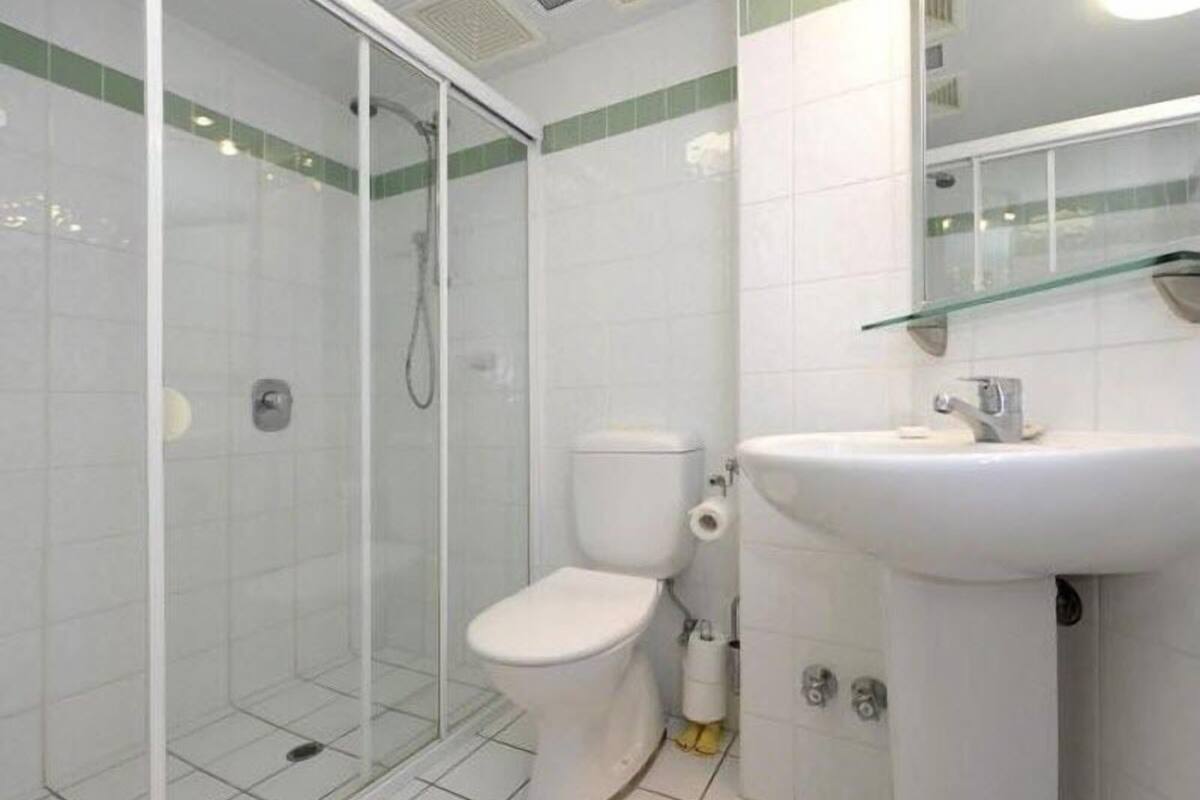 separate bathtub and shower, jetted bath, free toiletries, hair dryer
