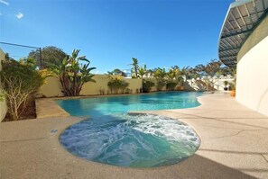 Outdoor pool, pool umbrellas, pool loungers - Bali in Broughton (Nelson Bay)