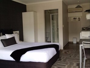 Standard Studio, Non Smoking, Kitchenette (STUDIO) | Soundproofing, iron/ironing board, cribs/infant beds, free WiFi - Abode on Courtenay Motor Inn (New Plymouth)