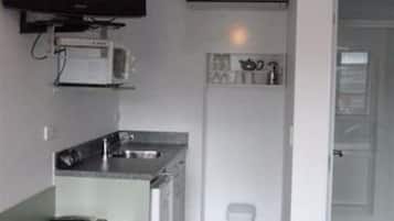 Queen Spa Studio | Private kitchenette | Fridge, microwave, electric kettle, cookware/dishes/utensils
