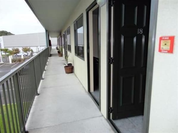 Balcony - Abode on Courtenay Motor Inn (New Plymouth)
