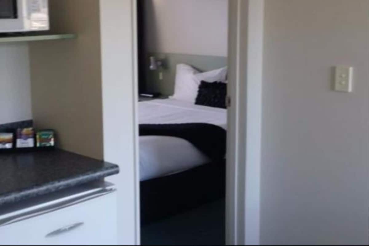 1 Bedroom Suite | Soundproofing, iron/ironing board, cribs/infant beds, free WiFi