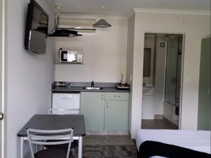 Queen Spa Studio  | Private kitchenette | Fridge, microwave, electric kettle, cookware/dishes/utensils - Abode on Courtenay Motor Inn (New Plymouth)