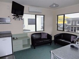 Estudio Deluxe | Zona de estar | Televisión de pantalla plana de 32 pulgadas con canales por satélite