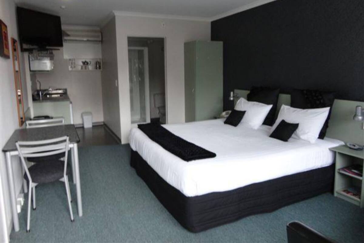 Queen or King Split Studio | Soundproofing, iron/ironing board, cribs (surcharge), WiFi (free)