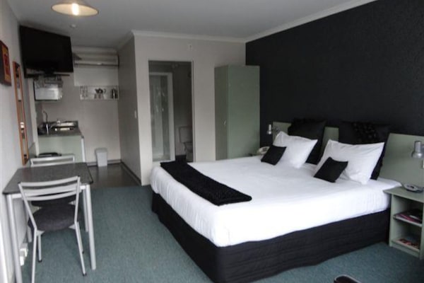 Sistema de insonorización, tabla de planchar con plancha y cunas