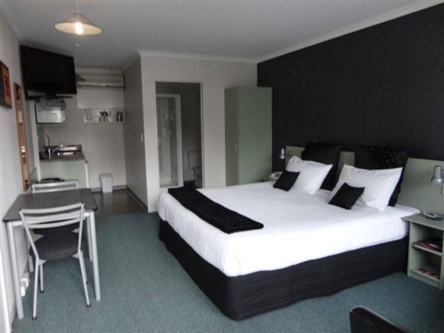 Estudio (Twin) | Sistema de insonorización y tabla de planchar con plancha