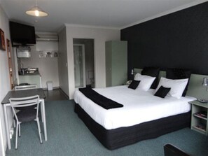 Soundproofing, iron/ironing board, cribs/infant beds, free WiFi - Abode on Courtenay Motor Inn (New Plymouth)