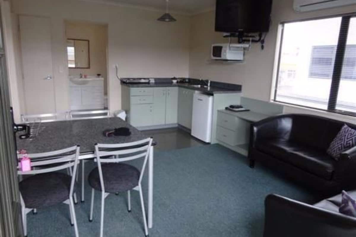 Deluxe Studio | Soundproofing, iron/ironing board, cribs/infant beds, free WiFi