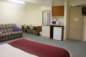 Deluxe Queen | Living area
