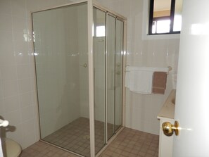 Douche, articles de toilette gratuits, sèche-cheveux