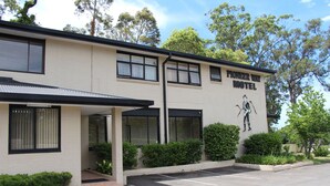A motel with a sign reading "Pioneer Way Motel," a covered entrance, and a parking lot. - Pioneer Way Motel (Faulconbridge)