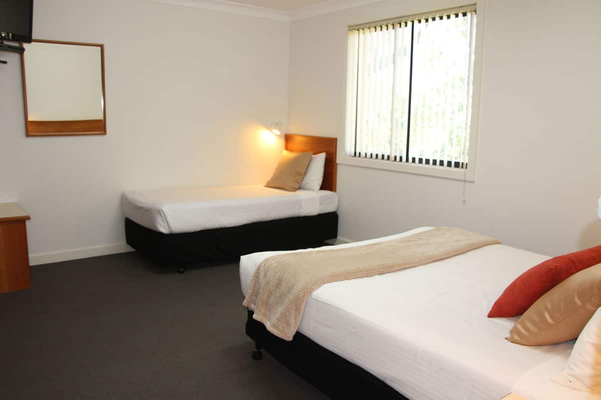 Iron/ironing board, free WiFi, bed sheets