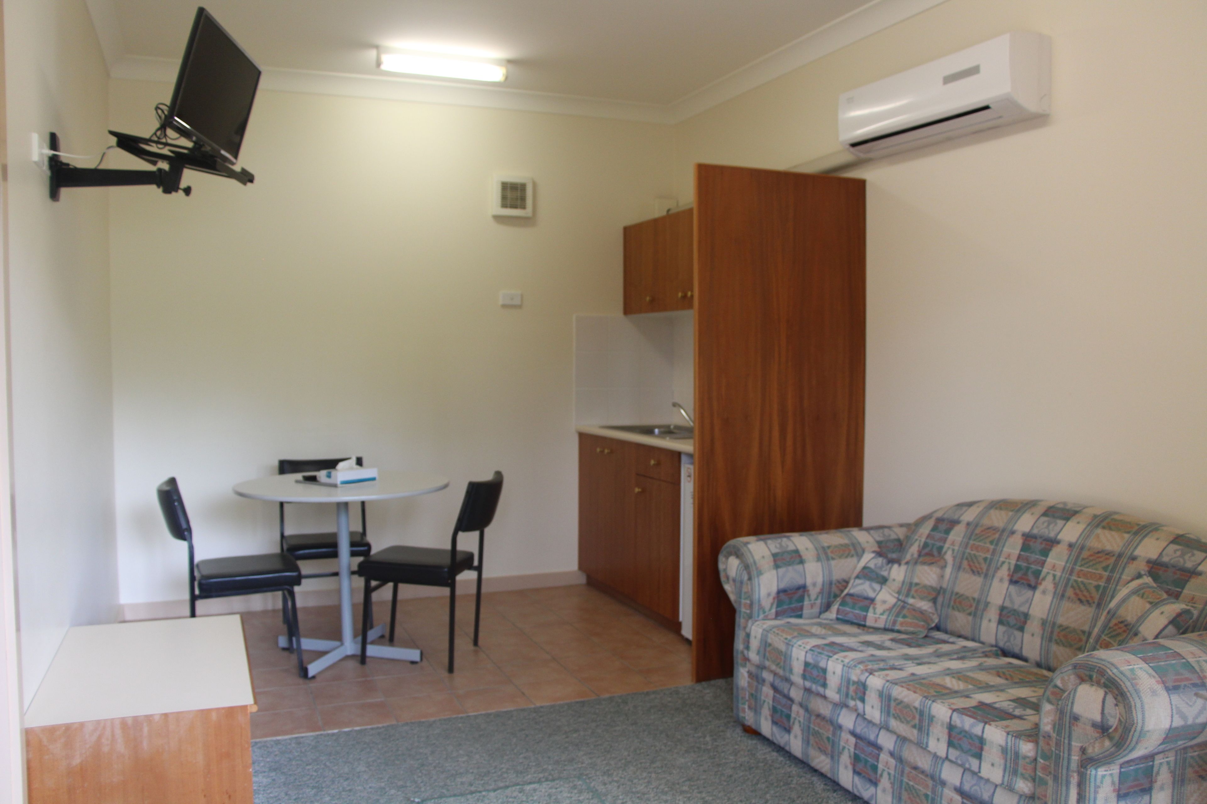 行政客房, 1 張加大雙人床, 簡易廚房 | 客廳 |  LCD 液晶電視、 DVD 播放機