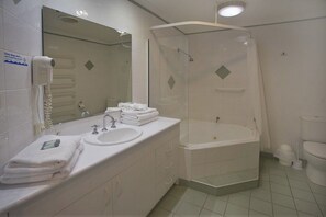 Free toiletries, hair dryer, towels, toilet paper - Town Beach Beachcomber Resort (Port Macquarie)