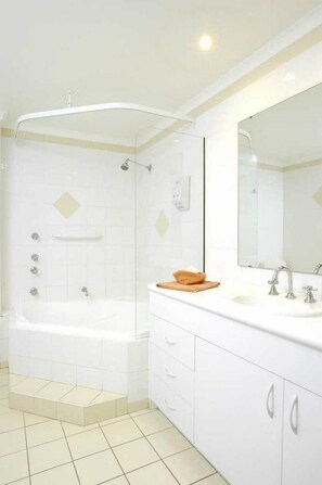 バスアメニティ (無料)、ヘアドライヤー、タオル、トイレットペーパー