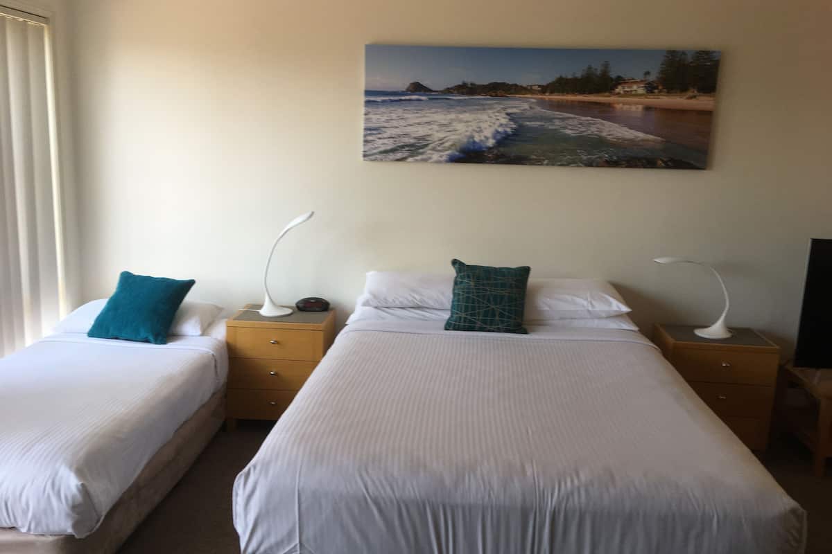 Studio Apartment | Iron/ironing board, WiFi (free), bed sheets