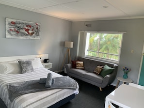 Deluxe Double Room, 1 Queen Bed, Ensuite | Individually furnished, laptop workspace, free WiFi, bed sheets - Plantation Retro Motel Tyndale (Tyndale)