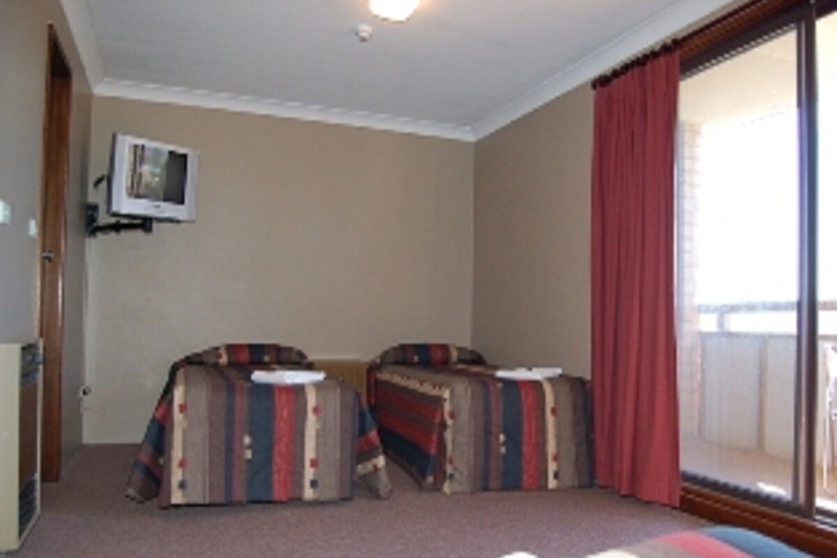 Motel Room with Balcony (2-5 share)
