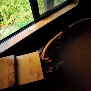 A window with a view of greenery outside. - Motokawarayu (Okura)