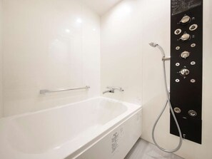 Separate bathtub and shower, spring water bathtub, free toiletries
