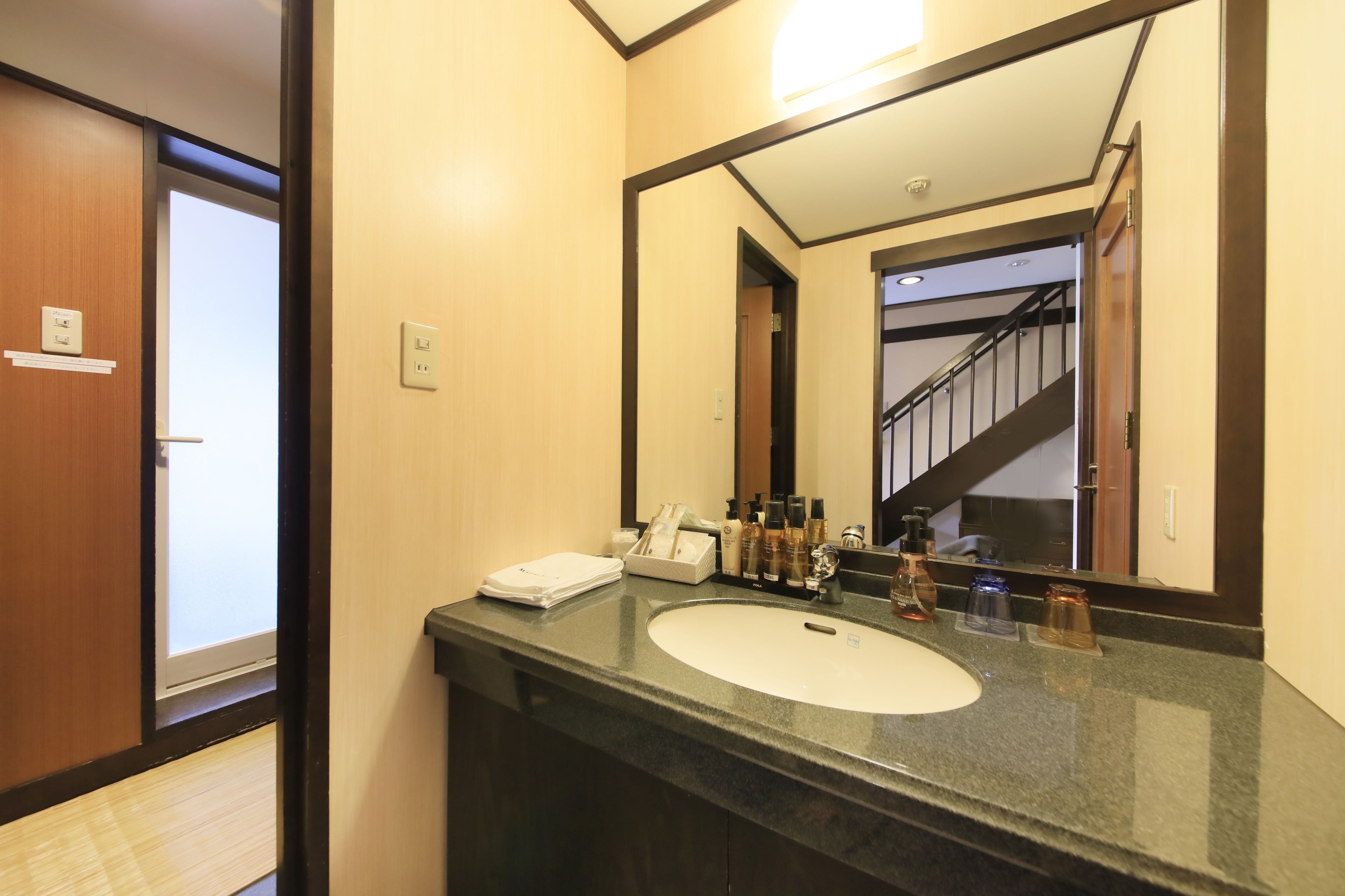 in-room safe, free wifi, bed sheets