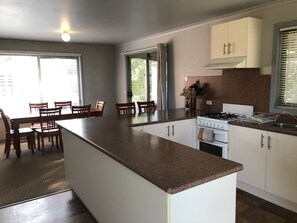 Deluxe Villas | Private kitchen | Full-size fridge, microwave, oven, stovetop - Seahorse Coastal Villas (Peterborough)