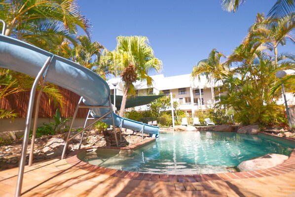 Una piscina al aire libre, una piscina climatizada