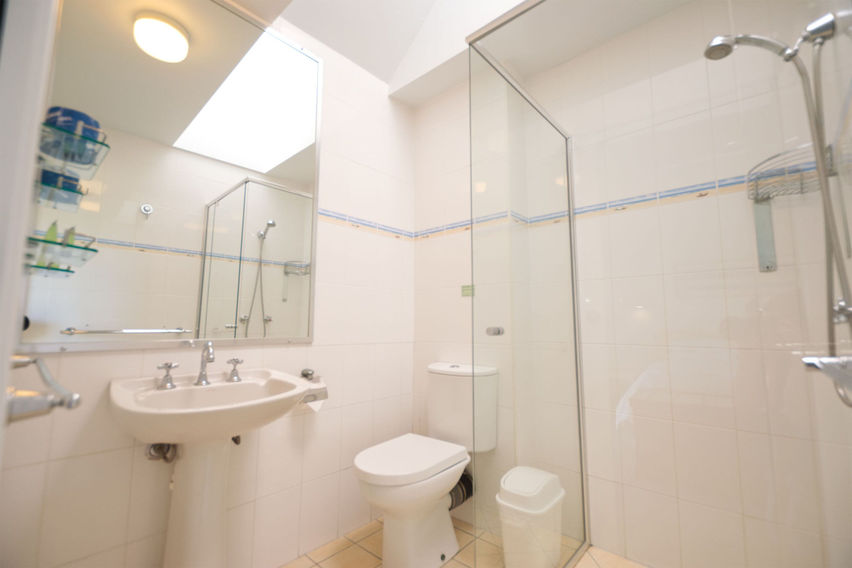 Ein modernes Badezimmer mit einer Duschkabine, einem Waschbecken und einer Toilette.