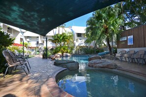 Una piscina al aire libre, una piscina climatizada