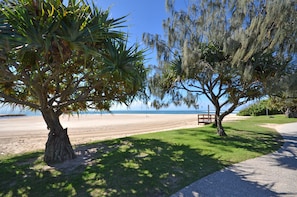 Nær stranden og hvit sand