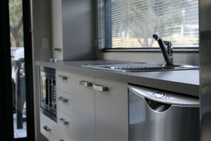 Chalet, 2 Schlafzimmer | Eigene Kochnische | Kühlschrank, Mikrowelle, Herdplatte, Geschirrspüler