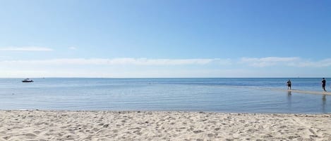 Una spiaggia nelle vicinanze