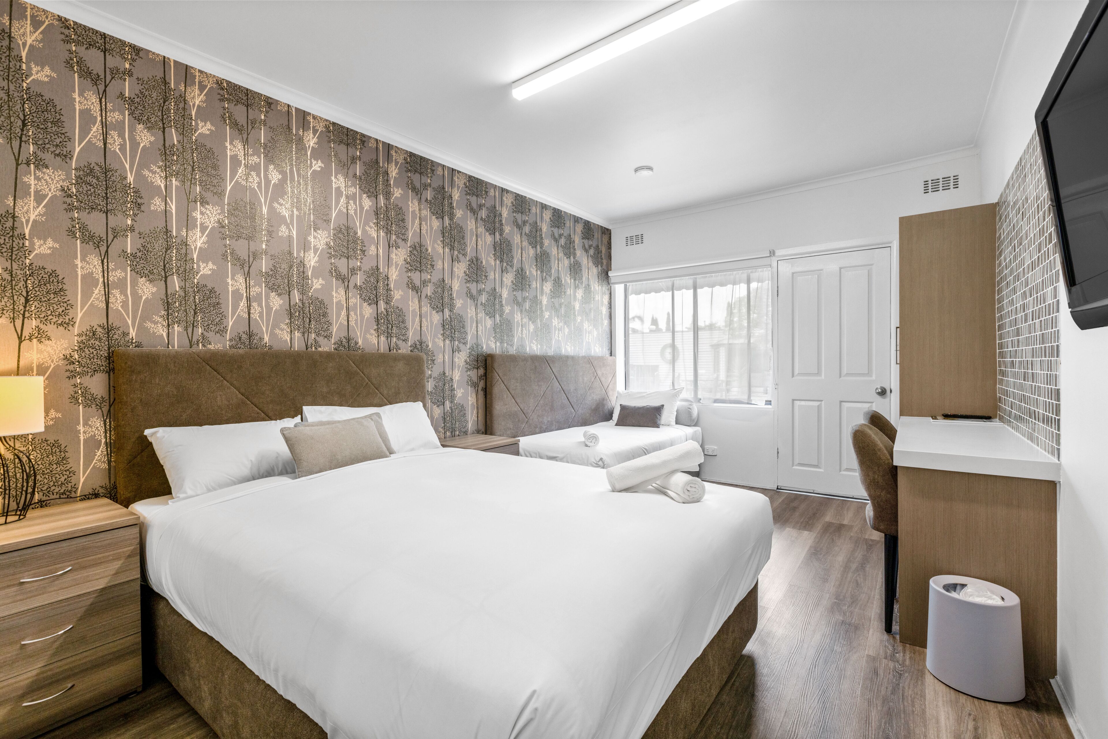 Deluxe Queen Suite | Iron/ironing board, free WiFi