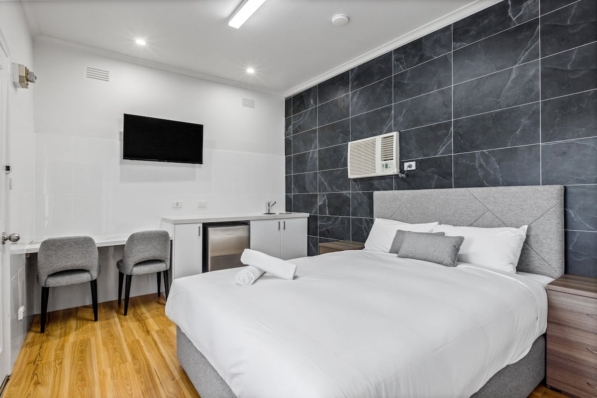 Familie studio, niet-roken, kitchenette (2 Bedroom Family Suite) | Een strijkplank/strijkijzer, gratis wifi