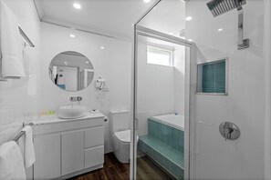 Phòng Suite, bồn tắm thủy lực (Spa Suite) | Phòng tắm | Máy sấy tóc, khăn tắm 