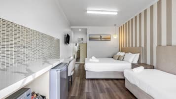 Estudio estándar, para no fumadores, cocineta (Standard Queen/Twin Room) | Tabla de planchar con plancha y wifi gratis