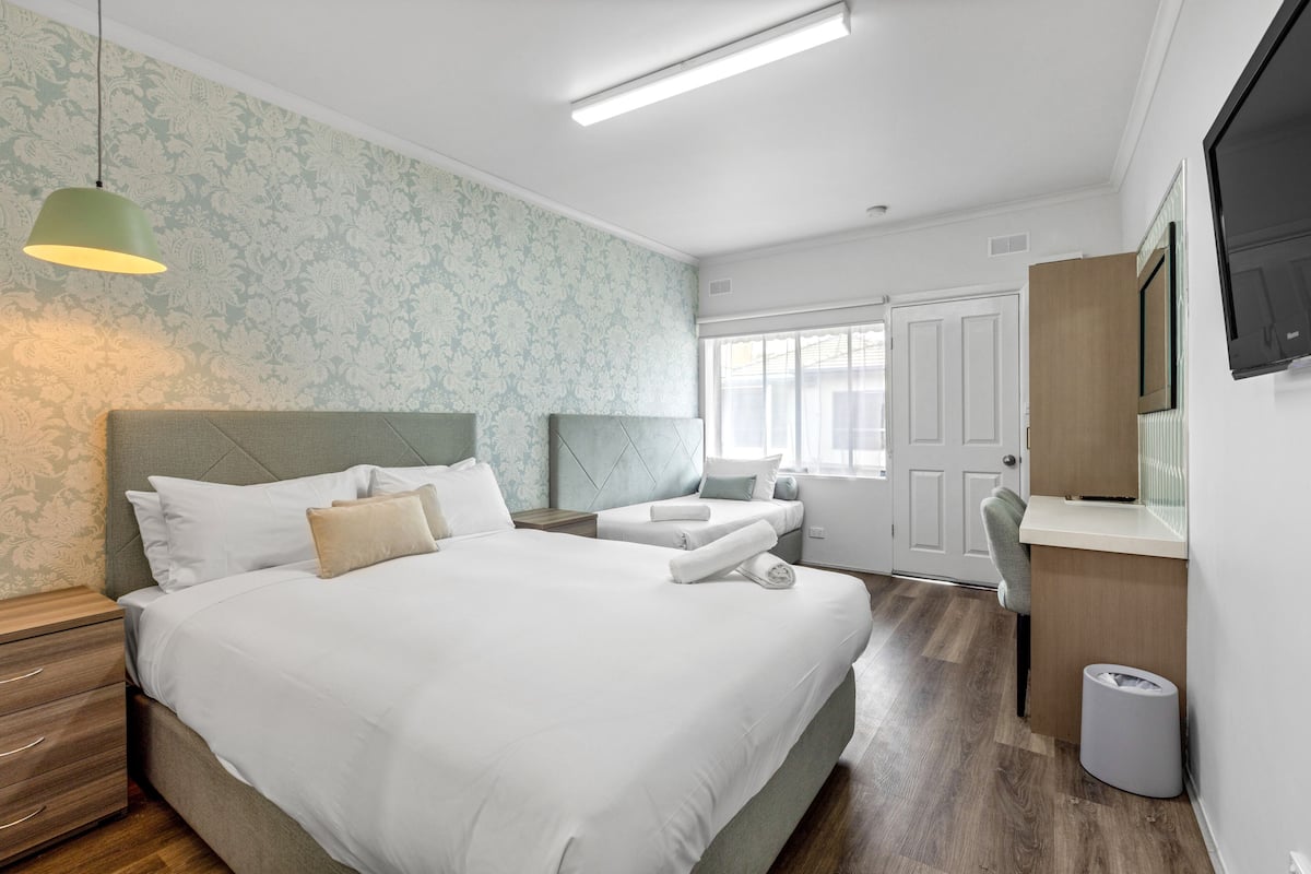 Deluxe kamer, niet-roken, kitchenette (Deluxe Queen Suite) | Een strijkplank/strijkijzer, gratis wifi