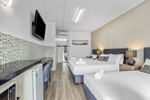 All In One Family Suite | Iron/ironing board, free WiFi - Rosebud Motel (Tootgarook)