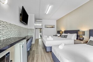 Quarto família, para não fumantes, cozinha americana (All In One Family Suite) | Ferros/tábuas de passar roupa, Wi-Fi de cortesia