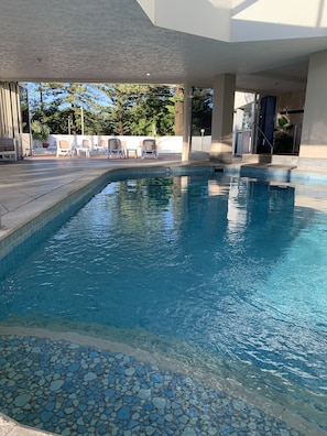 Innenpool, Außenpool, geöffnet von 07:00 Uhr bis 21:00 Uhr, Liegestühle