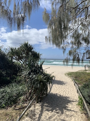 Beach nearby, white sand, beach towels - Pacific Regis Apartments (Burleigh Heads)