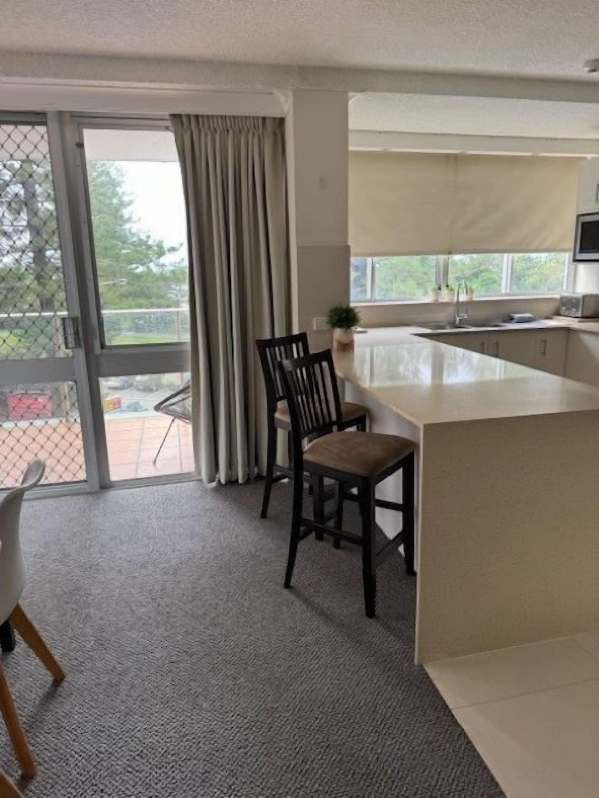 standard apartment, 2 bedrooms | private kitchen | full-sized fridge, microwave, oven, stovetop